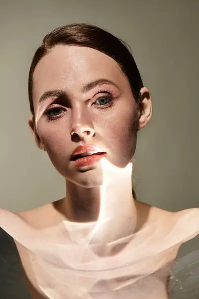 A young woman gazes thoughtfully, soft light highlighting her features in a captivating way. — Stock Photo