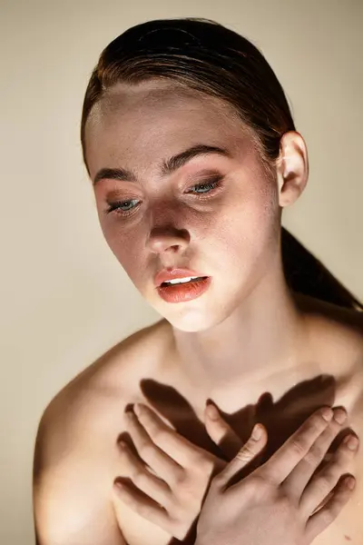 Lumière douce améliore une jeune femme caractéristiques comme elle s'embrasse dans la tranquillité. — Photo de stock