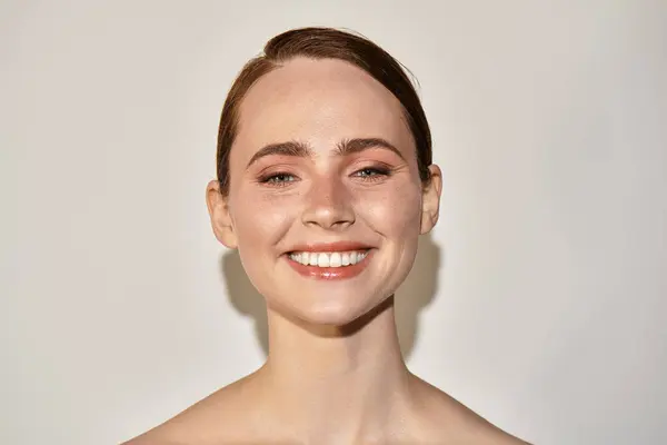 Una joven alegre con una sonrisa brillante irradia confianza y belleza natural. — Stock Photo