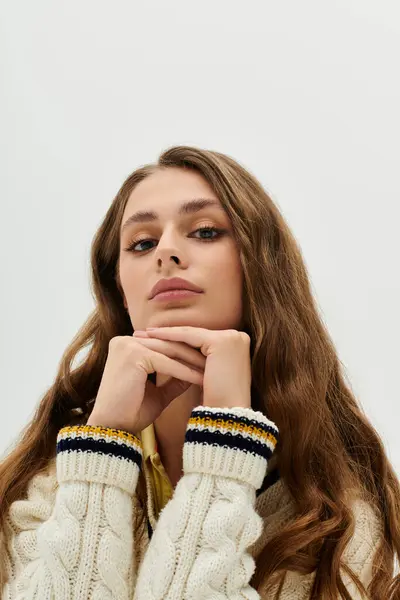 Junge Frau zeigt Anmut und Schönheit, während sie ihren Stil vor neutralem Hintergrund zur Schau stellt. — Stockfoto