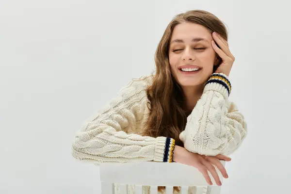 A young woman with long hair smiles joyfully in a peaceful, minimalist space. — Stock Photo