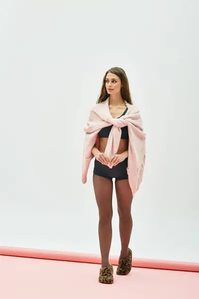 Jeune femme modèles tenue élégante avec confiance dans un environnement studio minimaliste. — Photo de stock