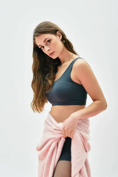 Beautiful young woman showcases delicate textiles while exuding confidence and poise. — Stock Photo