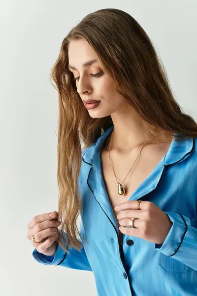 Hermosa mujer joven vestida con un elegante traje azul claro, que muestra elegancia y equilibrio. — Stock Photo