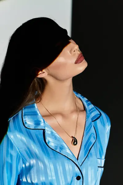 A young woman with striking features seems lost in thought, flaunting her chic outfit. — Stock Photo