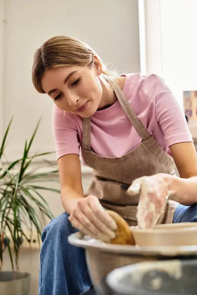 Uno stampo artigianale dedicato in argilla in un bellissimo pezzo di ceramica, circondato da ispirazione artistica. — Foto stock