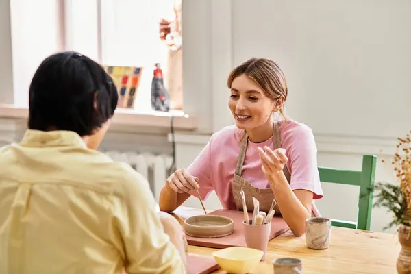 Engaged couple joyfully makes pottery, sharing laughter and creativity in their art space. — Stock Photo