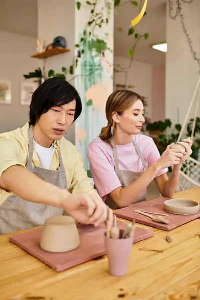 A young couple enjoys their time at a pottery studio, filled with creativity and connection. — Stock Photo