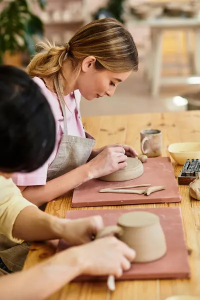 Young couple engages in pottery making, showcasing their artistic skills and shared passion. — Stock Photo