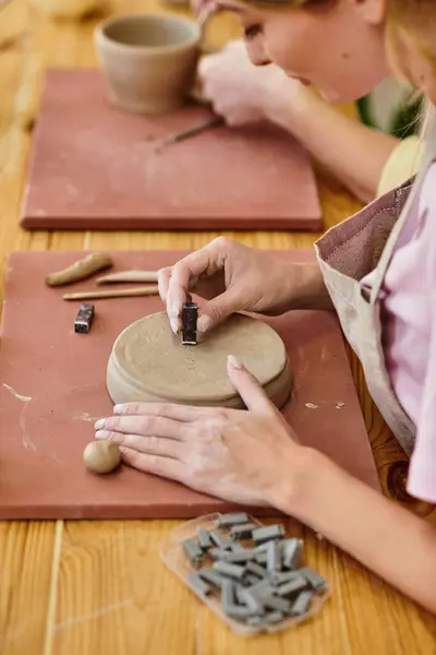 Young couple enjoys creating pottery together, enhancing their bond in a cozy artistic environment. — Stock Photo