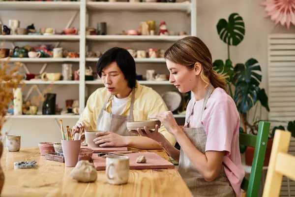 Young couple engages in pottery making, crafting unique pieces while enjoying each others company. — Stock Photo