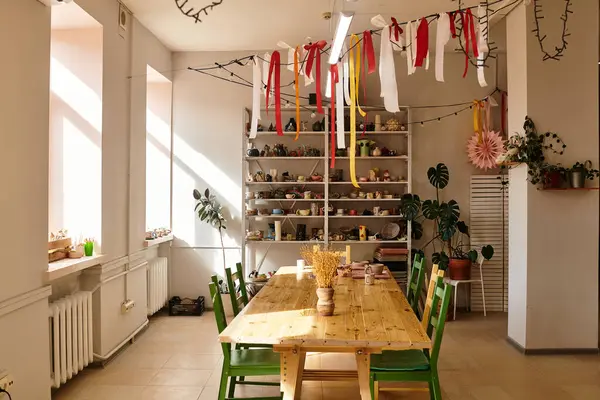 A pottery studio filled with natural light, showcasing colorful artwork and a welcoming atmosphere. — Stock Photo