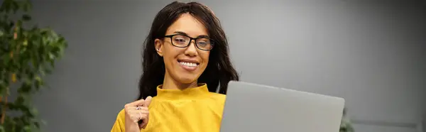 Hermosa mujer comprometida en su trabajo en una oficina elegante, exudando confianza y profesionalismo. - foto de stock