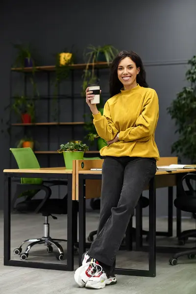 Una donna sicura ed elegante si gode il caffè in un ufficio elegante. — Stock Photo