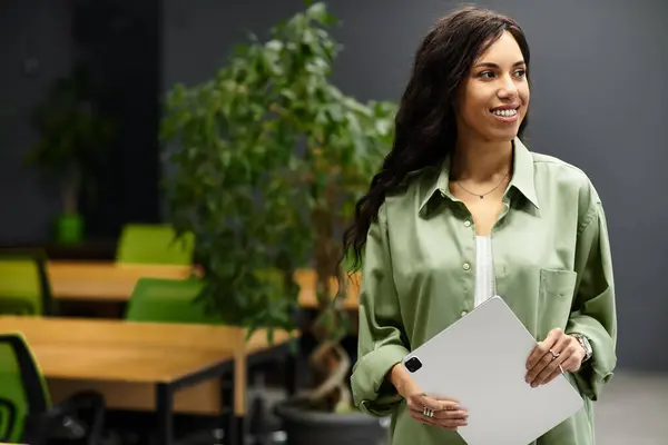 Beautiful young professional collaborates in a collaborative workspace filled with greenery. — Stock Photo