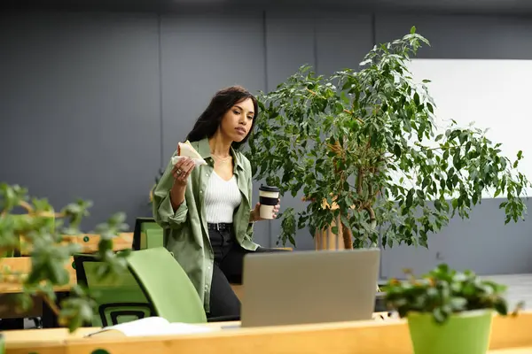 Giovani equilibri professionali lavorano e pranzano in un ufficio elegante, che incarna eleganza e attenzione. — Foto stock