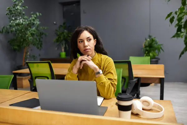 Beautiful professional focuses intently on her tasks in a contemporary office environment. — Stock Photo