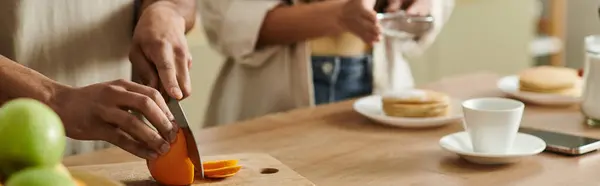 Ein liebevolles Paar kocht gerne gemeinsam in seiner gemütlichen Küche und teilt Liebe und Lachen. — Stockfoto