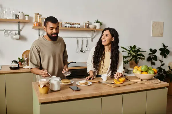 Pareja compartiendo sonrisas y amor durante un delicioso desayuno en una cocina caliente. - foto de stock