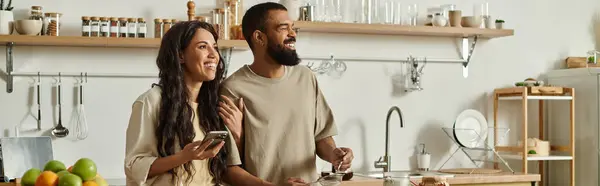 A cozy atmosphere envelops the couple as they enjoy laughter, love, and breakfast together. — Stock Photo