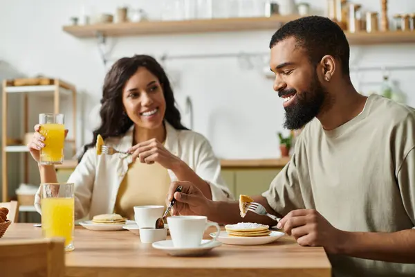 A joyful morning of laughter and love as a couple shares breakfast and memories. — Stock Photo