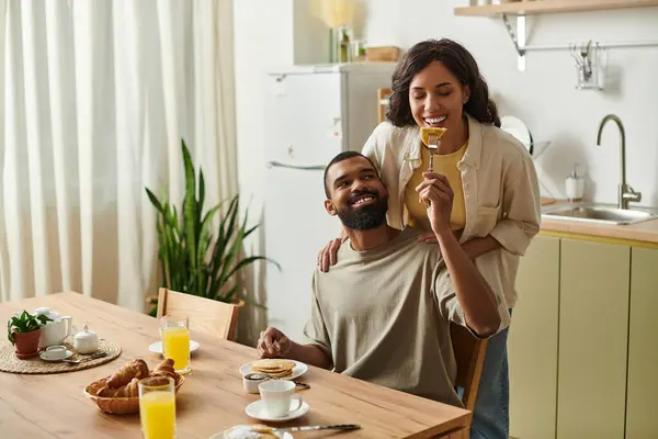 A loving couple shares a delightful breakfast, smiling and enjoying sweet moments together. — Stock Photo