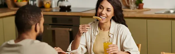 A happy couple shares breakfast, laughter, and warmth in their cozy kitchen. — Stock Photo