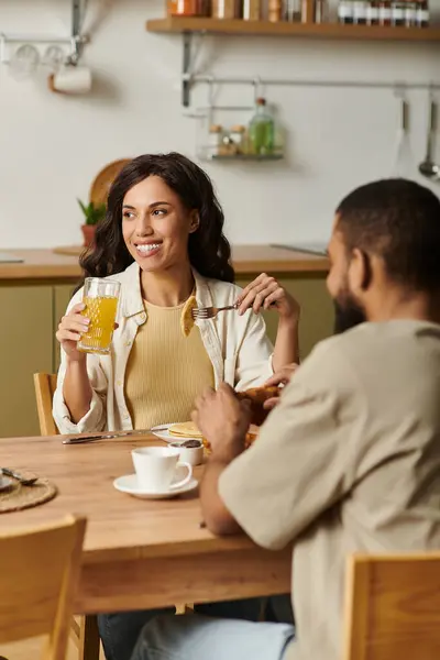 A loving couple shares a cozy breakfast at home, radiating warmth and comfort. — Stock Photo