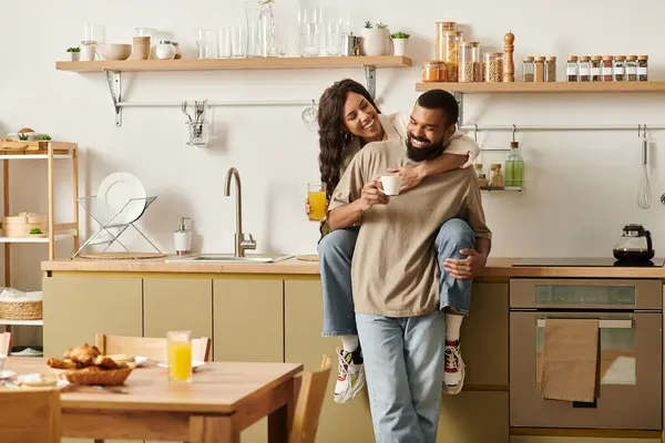 In their cozy kitchen, a joyful African American couple embraces, radiating love. — Stock Photo