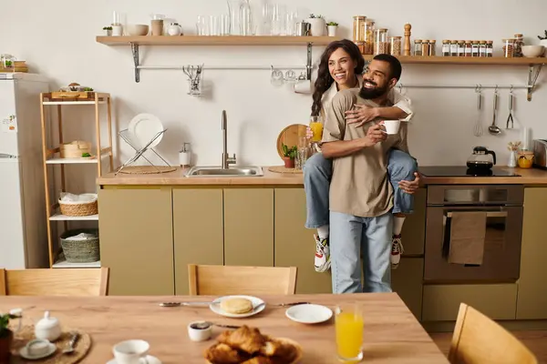 A joyful African American couple embraces in their cozy kitchen, relishing a delightful breakfast. — Stock Photo