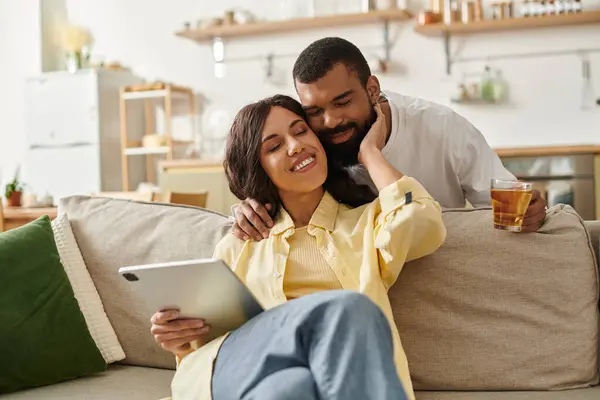 Una coppia afroamericana amorevole gode di un tempo di qualità a casa, condividendo sorrisi e risate insieme. — Foto stock