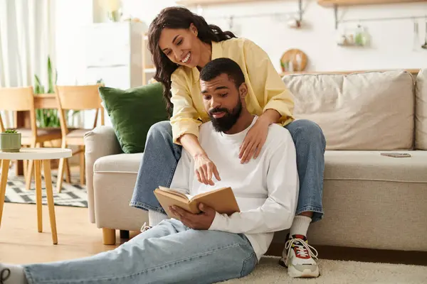 A loving couple enjoys quality time at home, sharing stories while relaxing together. — Stock Photo