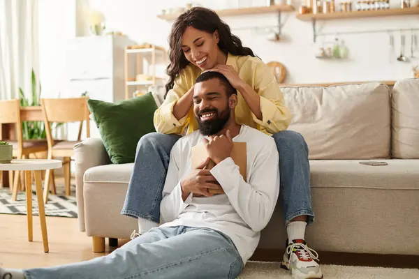 Una pareja cariñosa se relaja en casa, disfrutando de una cálida y afectuosa compañía. - foto de stock