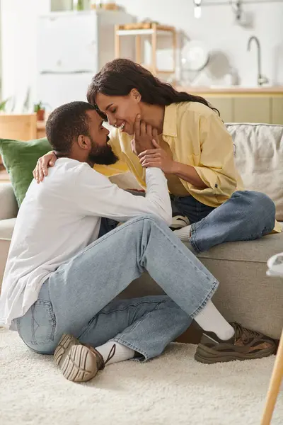 Una pareja comparte un momento tierno en casa, irradiando amor y calidez. — Stock Photo