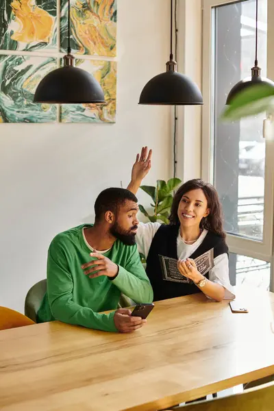 African American couple shares laughter and connection at a charming cafe table. — Stock Photo
