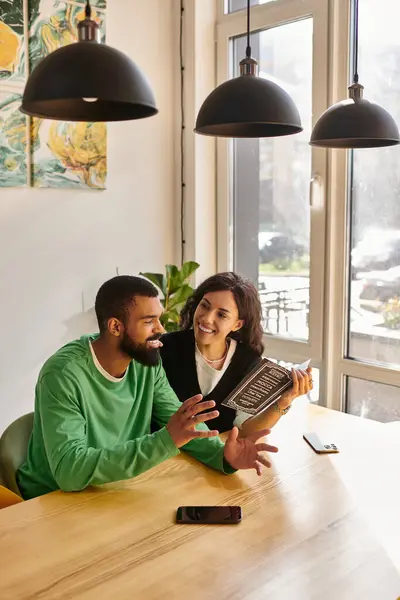 Ein verlobtes afrikanisch-amerikanisches Paar genießt seine gemeinsame Zeit und erzählt Geschichten in einem Café. — Stockfoto