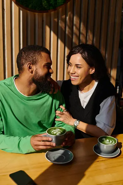 A joyful moment shared between an African American couple as they enjoy drinks together. — Stock Photo