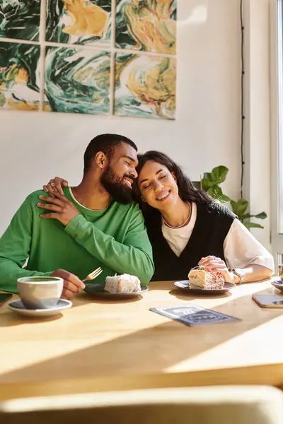 Zwei Menschen teilen Lachen und Desserts in einem Café, genießen die Gesellschaft und Wärme des anderen. — Stockfoto