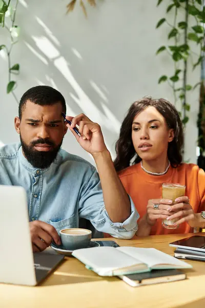 Una coppia afroamericana si impegna in un lavoro freelance insieme mentre si gode la reciproca compagnia. — Foto stock