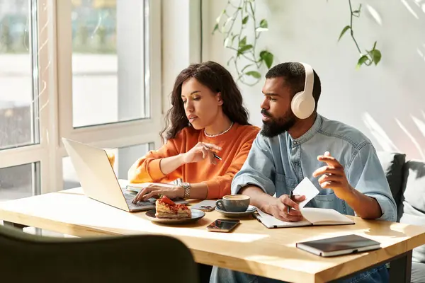 Casal se envolve em trabalho remoto produtivo em conjunto em um café, compartilhando ideias e criatividade. — Fotografia de Stock