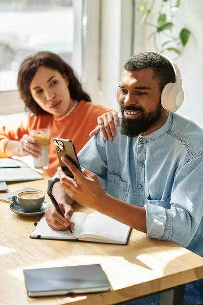 Um casal afro-americano se envolve em trabalho criativo freelance em um café vibrante enquanto se conecta. — Fotografia de Stock