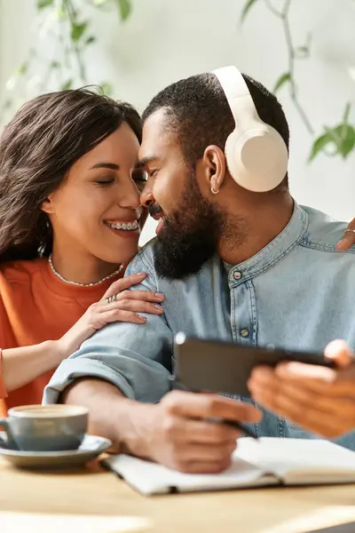 An African American couple laughs together over coffee in a cozy cafe. — Stock Photo
