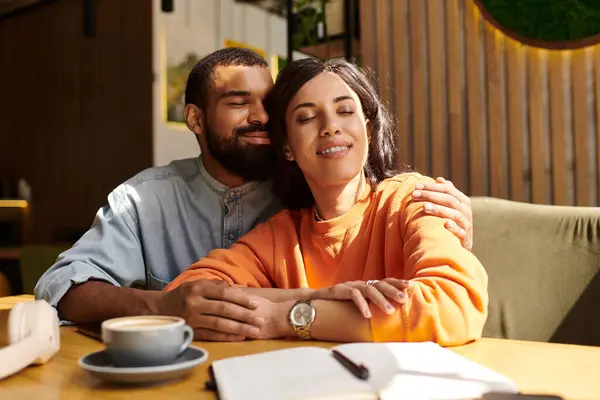 A joyful African American couple shares a tender moment together at a cafe. — Stock Photo