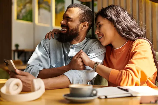 A couple enjoys each other's company, smiling and sharing laughter over coffee in a cafe. — Stock Photo