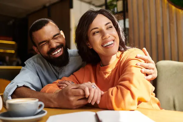 A happy couple enjoys their time together at a cafe, sharing laughter and warmth in the afternoon. — Stock Photo