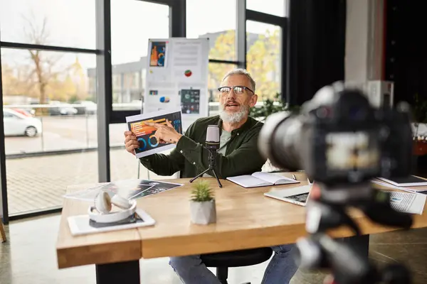 Un professionnel partage ses connaissances avec enthousiasme dans un bureau moderne pour un public en ligne. — Photo de stock