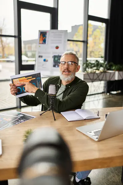 Intercambio profesional de información perspicaz mientras se utiliza multimedia en un entorno de trabajo moderno - foto de stock
