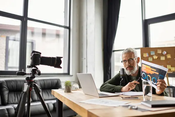 A senior pro shares marketing strategies from a chic office with modern decor. — Stock Photo