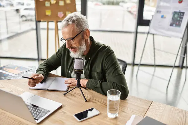 Una persona esperta fa brainstorms pensieroso ad una scrivania elegante in un ufficio aperto. — Foto stock