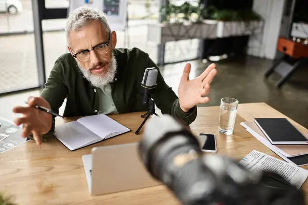 A man passionately discusses ideas in a contemporary office setting during a virtual session. — Stock Photo
